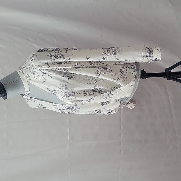 LUSH Woman V-Neck With Button Collar Black & Beige Floral Blouse, Size: S - Picture 4 of 10